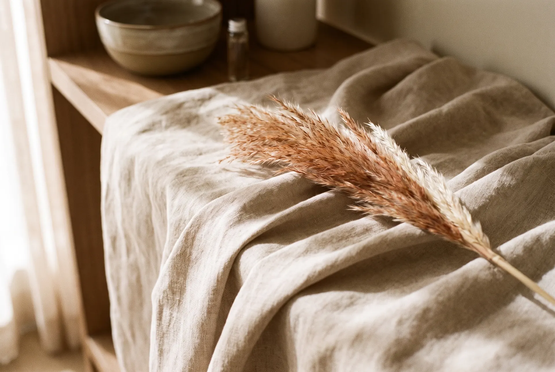 Textura de lino beige con rama seca