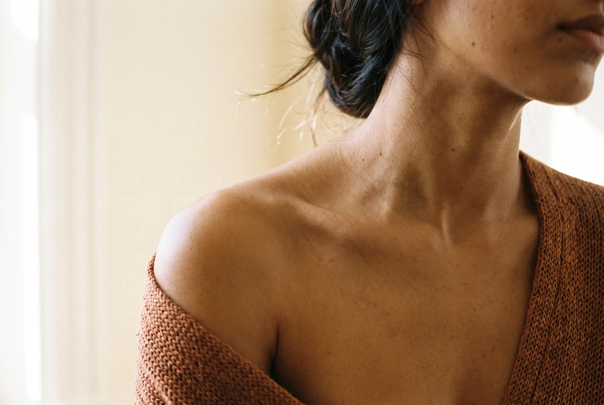 Hombro y cuello de mujer con luz cálida