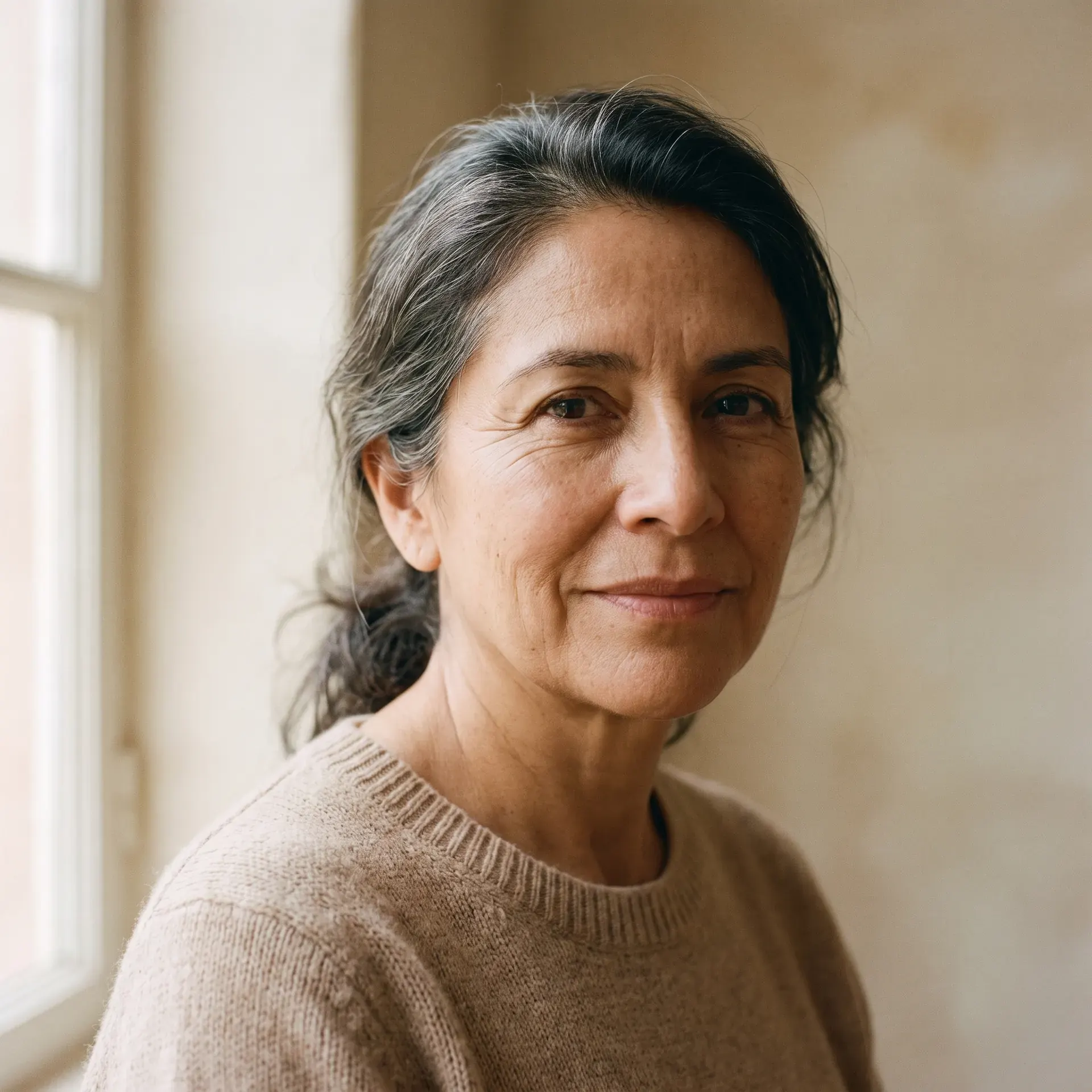 Rostro de mujer madura con piel luminosa rejuvenecida